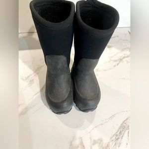 Kids muck boots size 7
